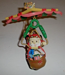 Trim A Home Tree Charm Santa Claus en planeador con caja K-Mart Hong Kong 1994 - Imagen 1 de 7