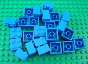 LEGO Lot of 25 Blue 2x2 Bricks - Picture 1 of 1