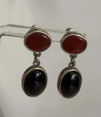 Pendientes de cabujón ovalados de cornalina roja y ónix negro 925 con tachuelas colgantes Foto 1 de 4