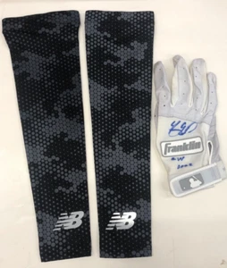 2022 Yasmani Grandal Autographed Game Used Batting Glove & Arm Bands White Sox - Picture 1 of 3