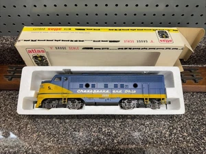 Atlas 6103 escala O Chesapeake y Ohio F-9 unidad tren diésel 2 rieles paso roto - Imagen 1 de 7