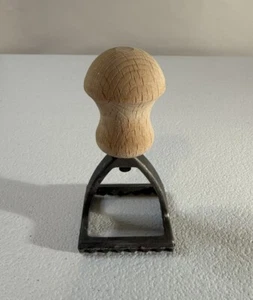 Ravioli Nudelmaschine Schneider Form Quadratisch Wellenschliff 2 3/4 Zoll Hergestellt in Italien Stempel - Bild 1 von 4