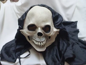 Halloween Vinyl Maske The Paper Magic Group Vintage 1995 Totenkopf mit langer Kapuze  - Bild 1 von 8