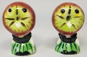Salt and Pepper Anthropomorphic Apple Girl  Shakers Porcelain Japan  A9 SP - Imagen 1 de 4