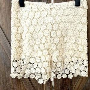 Women's Charlotte Russe Cream Color Crochet Lace Detail Shorts Sz S NWOT! - Picture 1 of 2