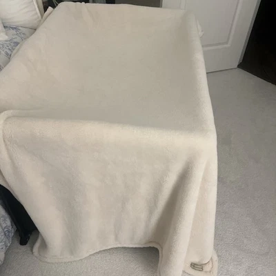 Manta Pottery Barn esponjosa de lujo de piel sintética beige marfil "50 X 86""" Foto 1 de 4