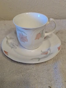 Tazza da tè e piattino vintage 1986 Royal Albert Bone China Horizons Fantasia made in... - Foto 1 di 8