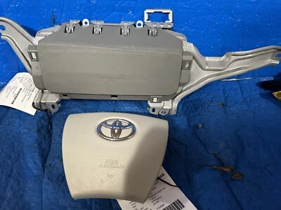 O11-2012-2013-2014 Toyota Sienna  Driver Wheel & Knee Airbag - Image 1 of 3