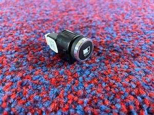 JEEP GRAND CHEROKEE TRACKHAWK 6.2L 14-22 OEM FUEL DOOR LID OPEN SWITCH BUTTON - Bild 1 von 2