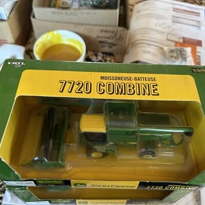 John Deere 1/64 Diecast Combine RC2 2005 - Picture 1 of 5