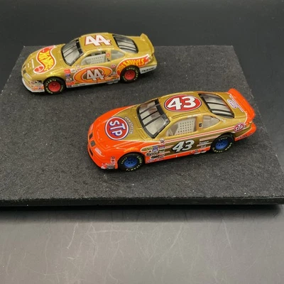 Coches NASCAR Hot Wheels J Andretti #43 & K Petty #44 STP Hot Wheels 1996 1/64  Foto 1 de 3