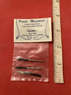 Juego de tallado hecho a mano miniatura vintage años 70 VICO casa de muñecas de peltre original Packg NOS Foto 1 de 4