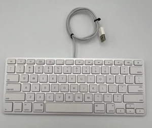 APPLE WIRED COMPACT KEYBOARD A1242 - USB PORTS, WHITE/SILVER MB869LL/A - Picture 1 of 7