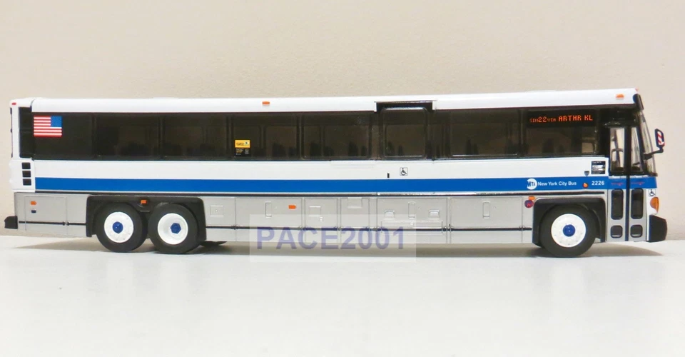 MTA Nueva York Escala 1/50 MCI D4500 CT Autobús Express Modelo Ruta SIM22 Foto 1 de 4
