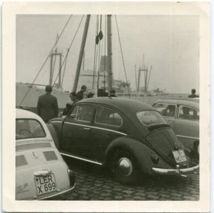 Orig. Photo VW Beetle, Kennz. B-MD 667, Fiat 500, Kennz. LER-X 699 North Sea 50s - Picture 1 of 1