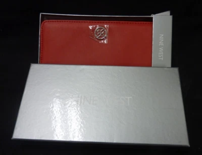 NUEVO EN CAJA CARTERA NINE WEST LÁPIZ LABIAL OSCURO ROJO 7 1/2" CIERRE A PRESIÓN Foto 1 de 4