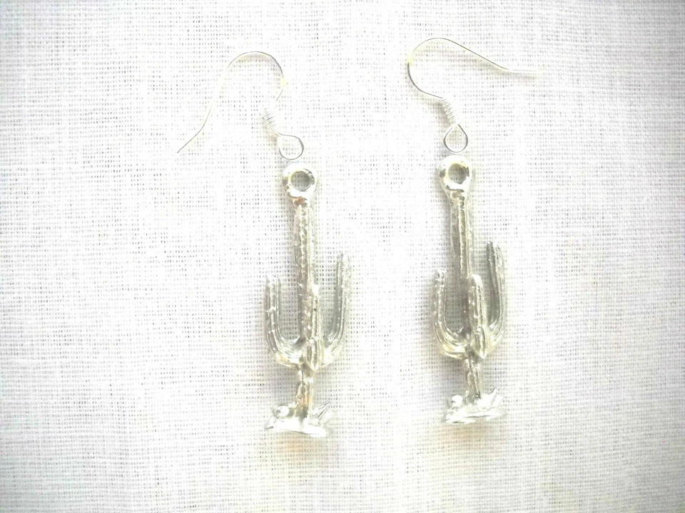 SAGUARO CACTUS 西部沙漠巨型 CACTI 植物 白镴饰品 悬垂耳环 — 第 1/1 张图片