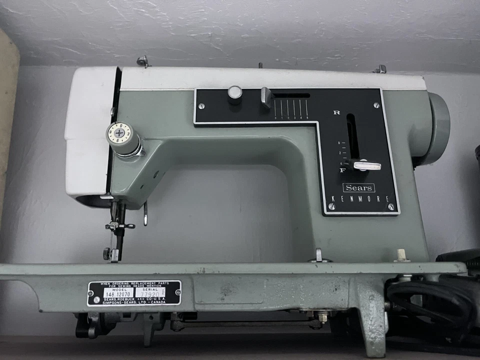 Antigua máquina de coser Sears Roebuck & Co. EE. UU. Canadá Modelo CLÁSICO # 148.12070 Foto 1 de 1
