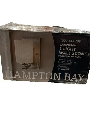Aplique de pared de níquel cepillado de 1 luz Hampton Bay Darlington con vidrio opalino esmerilado Foto 1 de 4