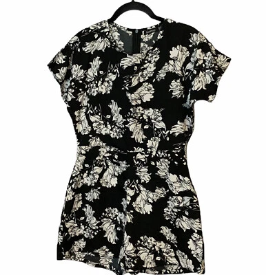 Bermuda Boohoo tamanho 6 manga curta preta branca floral manga curta - Imagem 1 de 3