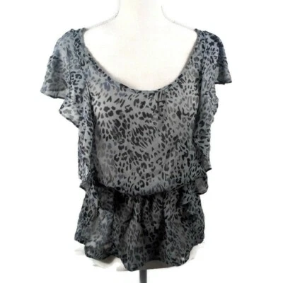Blusa Miley Cyrus estampa animal transparente média preta e cinza manga curta com babados - Imagem 1 de 4