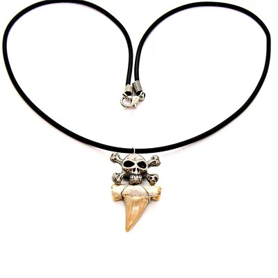 Collar de calavera y huesos cruzados con dientes de tiburón fósil 19-20,5 pulgadas Foto 1 de 4