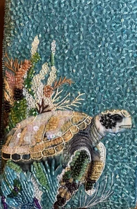 Bamboo Trading Co. Meeresschildkröte Schwimmen auf Schlägertasche Handgelenktasche Handarbeit Perlen Neu mit Etikett - Bild 1 von 8