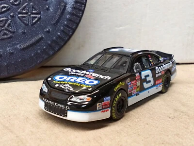 Vintage NASCAR #3 Dale Earnhardt GM/Oreo Cookie 2001 Monte Carlo lata 1:64 Foto 1 de 4