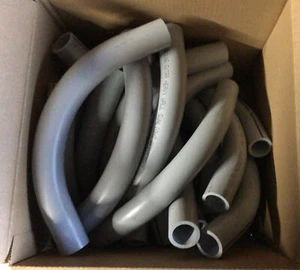 QTY 25 KRALOY 078623 1-1/4" 90° X STD RAD SP X SP SHEDULE 80 PVC CONDUIT GRAY FS - Picture 1 of 3