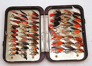3,7/6" Hardy Neroda Forellen Fliegenbox mit 51 Clips + 51 unbenutzten Federflügelfliegen - Bild 1 von 7