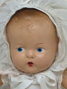 Composición Muñeca Bebé Extremidad Encordada Pelo Moldeado Ojo Azul 11" Blanco Vestido Gorro De Colección - Imagen 1 de 21