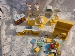 Calico Critters Bunny Rabbit Family with Acccessories Fridge Table