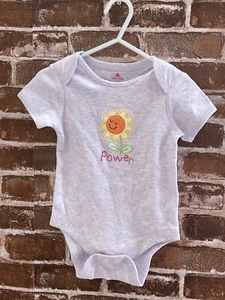 NUEVO CON ETIQUETAS BODY BABY GAP RECIÉN NACIDAS NIÑAS 6-12 MESES PÚRPURA DE UNA PIEZA FLOWER POWER  - Imagen 1 de 2