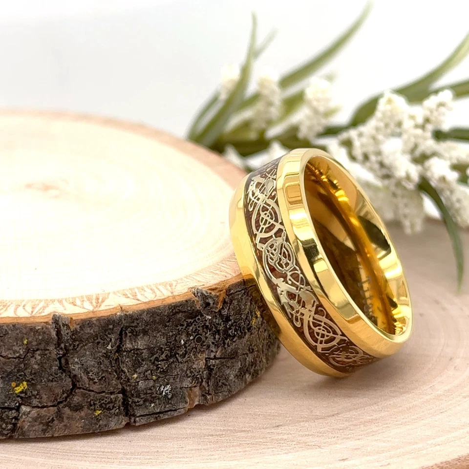 Anillo de titanio de oro pulido de 9 mm con incrustaciones de nudo celta sobre banda de madera para Navidad Foto 1 de 4