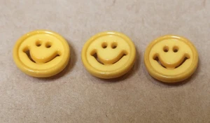 3 VINTAGE RETRO SMILEY FACE BUTTONS 1970s - Bild 1 von 2