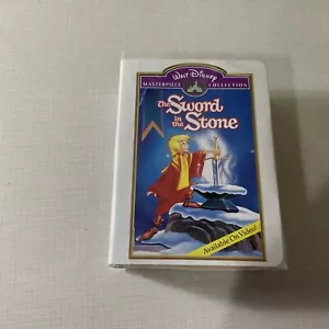 1995 McDONALD'S GIOCATTOLO DISNEY MASTERPIECE COLLECTION SPADA NELLA PIETRA FIGURINA - Foto 1 di 3