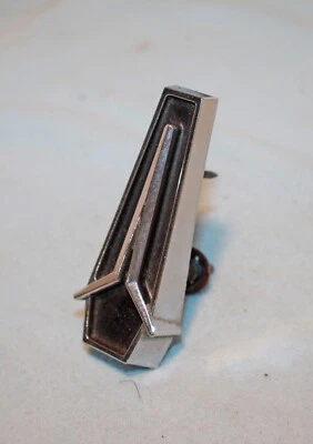 70 Plymouth Plumero Rejilla Emblema Escritura Plaga Como Nuevo Foto 1 de 4