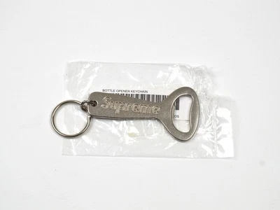 LLAVERO ABRIDOR BOTELLAS SUPREMO (PLATEADO) FW24 EMILIO PUCCI CAJA LOGO CAMISETA CUERO Foto 1 de 2