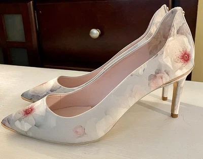 Tacones con flores Ted Baker de diseñador para mujer talla 10,5. Foto 1 de 4