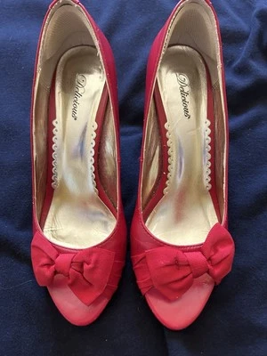 Tacones de mujer Sweetheart rojo con lazo 8 1/2 M Foto 1 de 4