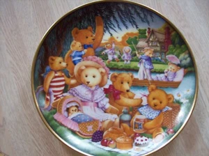 VINTAGE FRANKLIN MINT HWIRLOOM - A TEDDY BEAR PICNIC by CAROL LAWSON - Picture 1 of 2