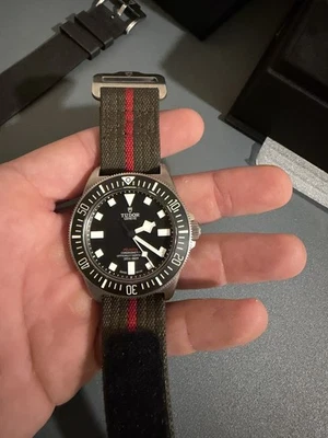 Juego completo de caja y tarjeta Tudor Pelagos FXD 2025 negro/titanio 2025 25717N Foto 1 de 4