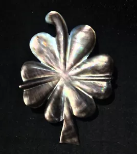 Antique BROOCH Carved MOTHER OF PEARL Shell Lucky Four Leaf Clover PIN JEWELLERY - Picture 1 of 4