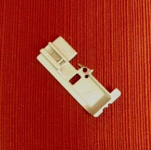 Pie de tubería Janome Serger genuino para 1100D, 1200D pieza # 200814104 Foto 1 de 1