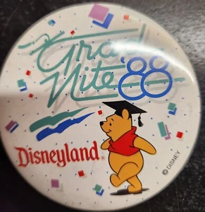 Botón Pinback Coleccionable Disneyland Grad Nite 88 con Winnie The Pooh - Imagen 1 de 4
