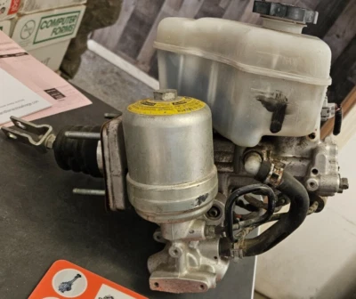 Conjunto de refuerzo de cilindro maestro bomba de freno Hummer H3 2006-2010 original OEM Foto 1 de 4