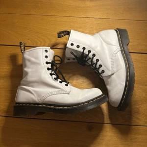 Dr. Martens 1460Y Weiß Lack Stiefel 9 - Bild 1 von 8