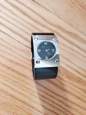 Reloj pulsera brazalete vintage de diseñador Marc Jacobs negro plata  Foto 1 de 4
