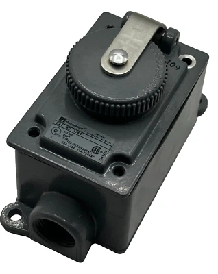 Receptáculo de pasador y funda Russellstoll 3744 10A-250/600VAC 20A-125V 15A-250V 3W4P⭐ Foto 1 de 4