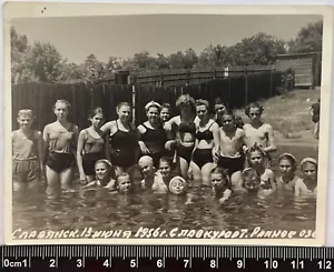Jolies belles filles en t-shirt mouillé sur la plage filles en bikini photo ancienne - Photo 1 sur 3